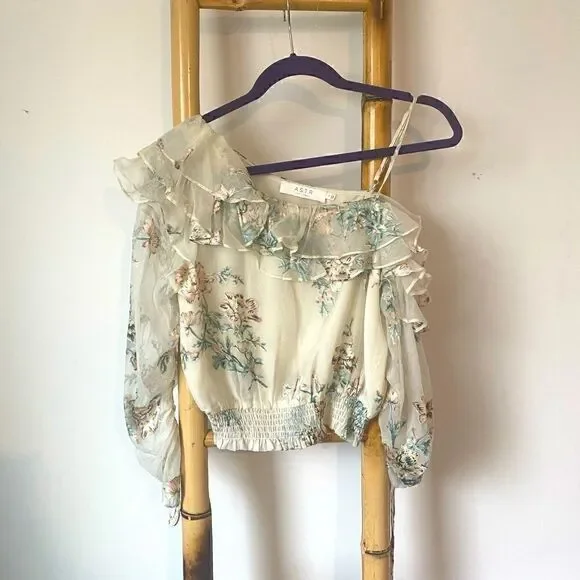 ASTR THE LABEL *NWT* SMALL Ivory Flowered One Shoulder Top - Picture 4 of 9